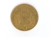 une pièce d'or ornée d'un blason et d'une couronne