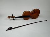 un violon posé à côté d'un archet