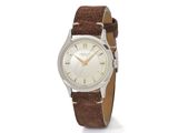 gros plan d'une montre sur fond blanc avec un bracelet marron