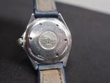 gros plan d'une montre-bracelet sur une table