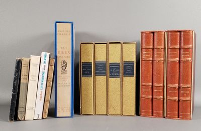 Plusieurs livres sont alignés les uns à côté des autres sur une étagère