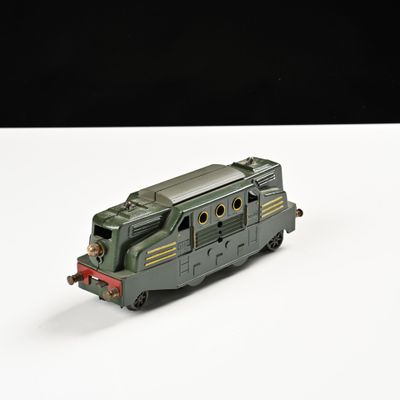 un petit train sur une surface blanche avec un fond noir