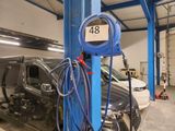 une photo d'une voiture en cours d'entretien dans un garage