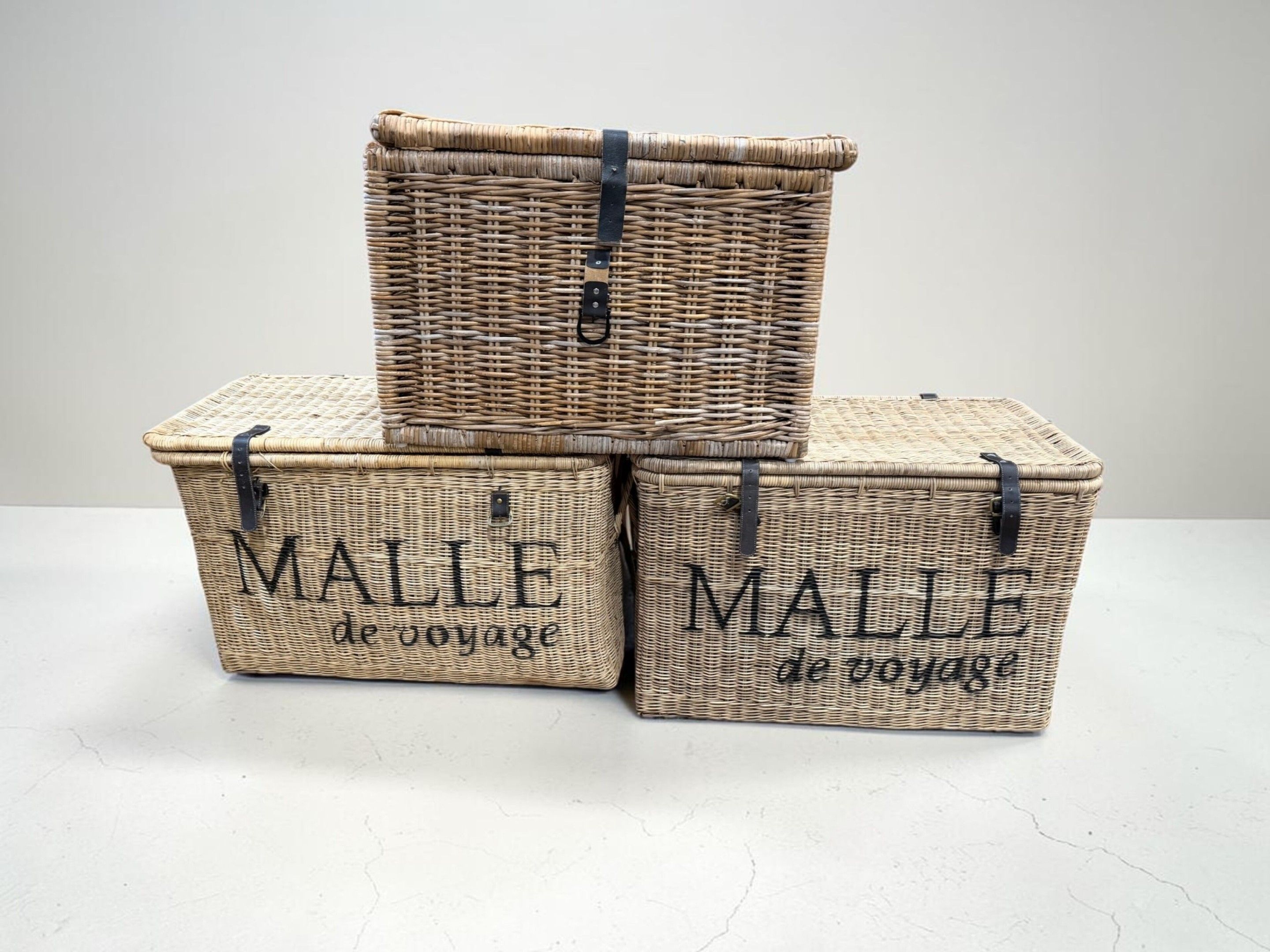 Trois malles en osier. Modernes.
