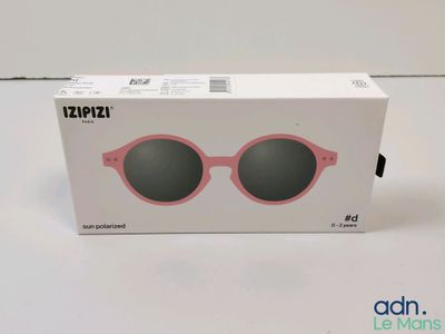 une boîte contenant une paire de lunettes de soleil roses