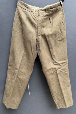 un gros plan sur un pantalon suspendu à un cintre