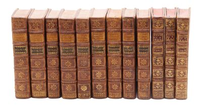 les livres sont alignés sur une surface blanche
