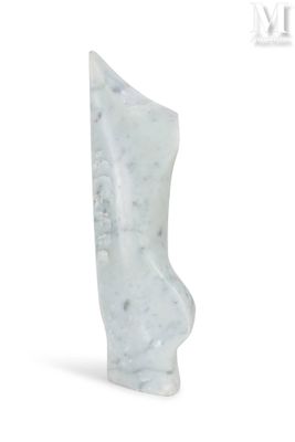 sculpture en marbre représentant la tête d'une femme sur fond blanc
