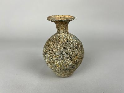 un petit vase posé sur une table