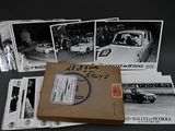 plusieurs photographies en noir et blanc représentant une voiture et une carte postale posées sur une table