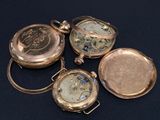 Quatre types différents de montres de poche sont présentés sur un fond noir