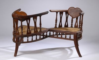 une chaise en bois dont l'assise a la forme d'un cœur