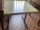 une table placée au milieu d'une pièce