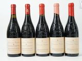 six bouteilles de vin sont alignées sur une surface blanche