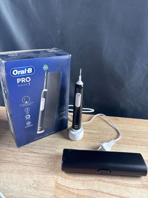 une boîte de brosses à dents posée sur une table à côté d'un chargeur