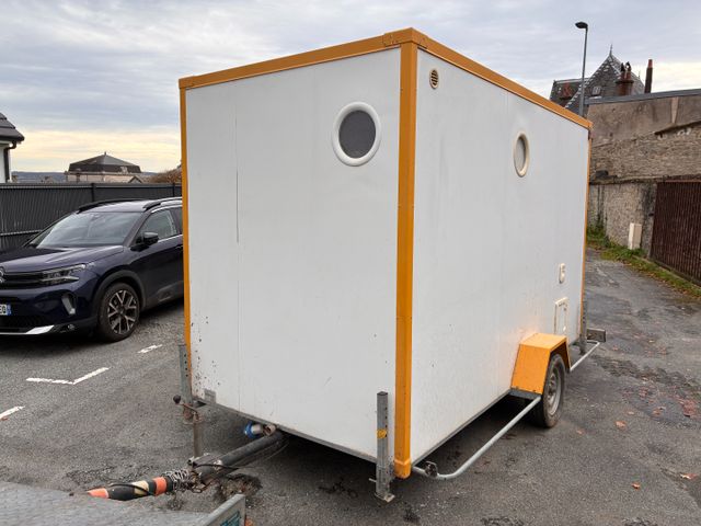 Remorque abri de chantier isolé CNSE, immatriculée CF-011-RN, 1èr...