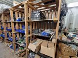 de nombreuses boîtes contenant des articles variés sur les étagères