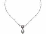 gros plan d'un collier sur fond blanc
