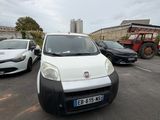 une petite camionnette blanche garée dans un parking