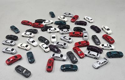 beaucoup de petites voitures qui traînent par terre