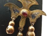 une photo en gros plan d'un collier orné de clochettes