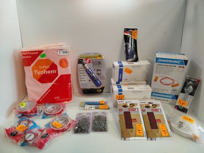de nombreux objets posés sur une table