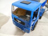 un petit camion bleu avec un panneau solaire à l'arrière