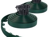 une paire de tuyaux d'arrosage en plastique vert avec des poignées noires