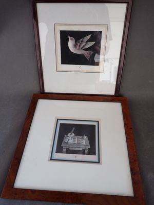 deux photos encadrées représentant un oiseau et un autre oiseau posé sur une table