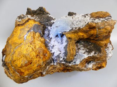 Minéraux de collection. Rare barytine bleue sur goethite et …