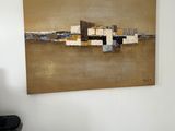 un tableau accroché au mur d'une pièce
