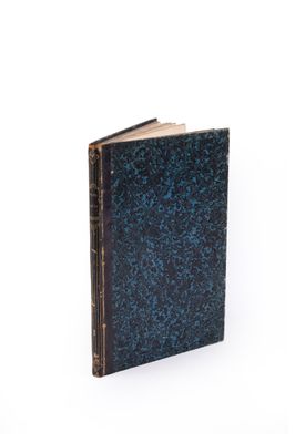 un vieux livre avec une couverture bleue sur fond blanc