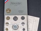une image représentant un ensemble de pièces de monnaie dans une boîte posée sur une table