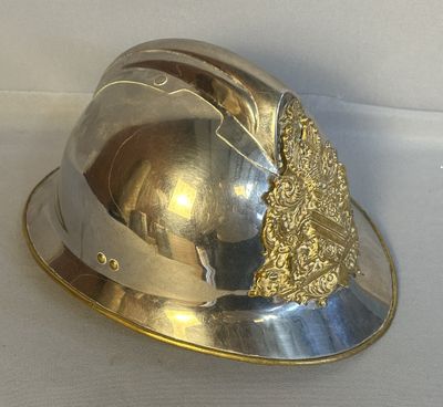 un casque en argent orné d'une décoration en or