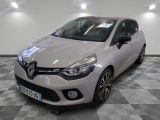 La voiture blanche est garée sur le sol à damier du garage.