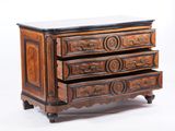 une petite commode en bois avec un plateau en marbre