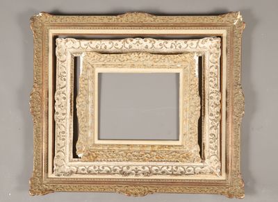 un cadre doré ouvragé avec un miroir accroché au mur