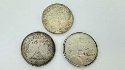 trois types de pièces différents posés sur une surface blanche