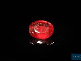gros plan d'un diamant rouge sur une surface noire