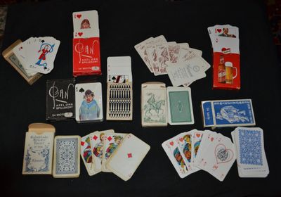 Lot de huit jeux de cartes modernes publicitaires, réédition…