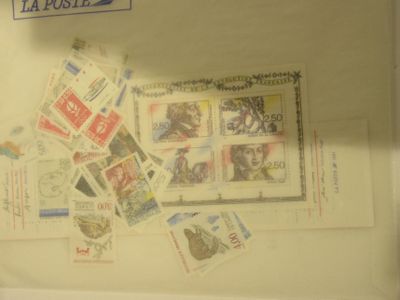 une photo d'une boîte avec des timbres à l'intérieur
