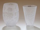 deux vases posés sur une table