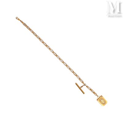 Gros plan sur un bracelet en or orné d'une croix