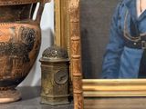 une photo d'une femme en robe bleue et d'un vase posé sur une étagère