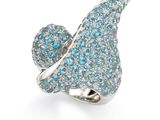 un gros plan d'une bague ornée de pierres bleues et blanches