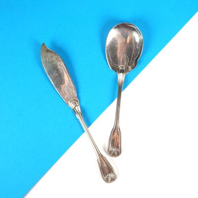 deux cuillères et une cuillère-cuillère posées sur un plateau bleu et blanc