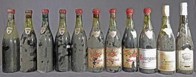 des bouteilles de vin sont alignées sur une table