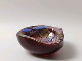 un bol en verre orné d'un motif coloré