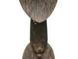 une statue d'un homme avec un chapeau sur la tête
