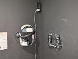 une salle de bains équipée de toilettes et d'une douche murale